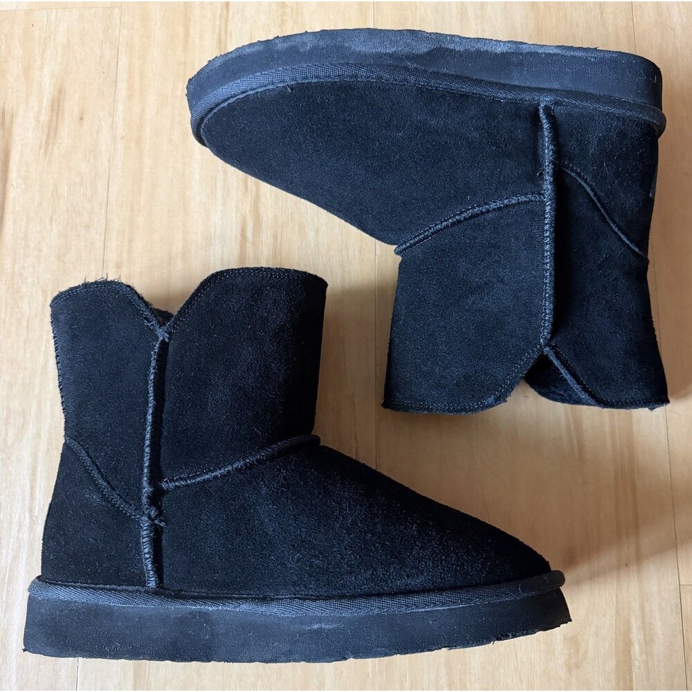 Minnetonka Milltown Black Suede Ankle Pull-On Boot Size 9 Faux Fur Lined Cozy